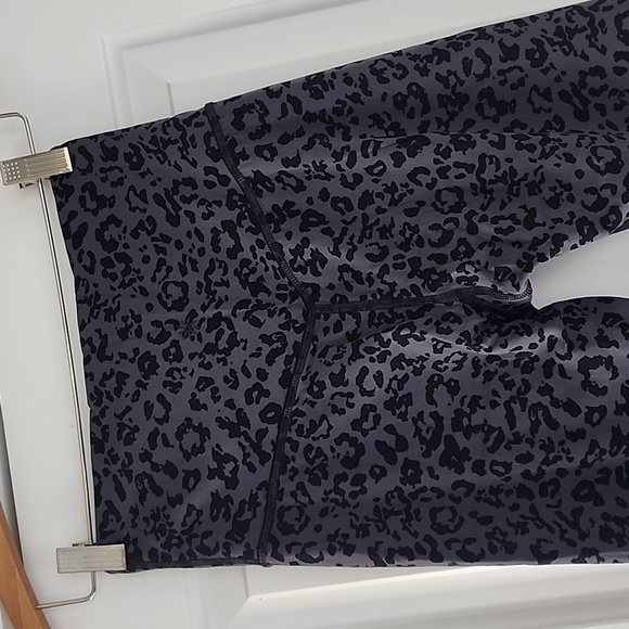 Athleta black/gray leopard print Elation Ultra High Rise legging! - Picture 5 of 10